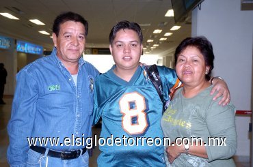 16102007
Édgar Contreras viajó a Ixtapa y lo despidieron José Luis Contreras y Velia Rangel.