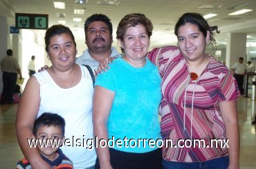 16102007
Rosario de los Santos viajó a Tijuana y la despidieron Daniela, Lulú, Rubén Hernández y el niño Samir Adame.