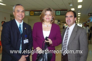 18102007
Arribaron de la capital del país, Octavio Pons y Elda Montalvo, fueron recibidos por Miguel Chong.