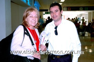 18102007
Procedente de la Ciudad de México llegó Blanca Vega, la recibió Arturo Dena.