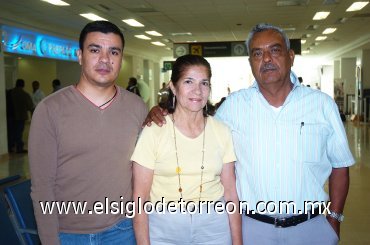 18102007
Roberto Román, voló a la Ciudad de México, lo despidieron Isabel Echavarría y José Natividad Román.
