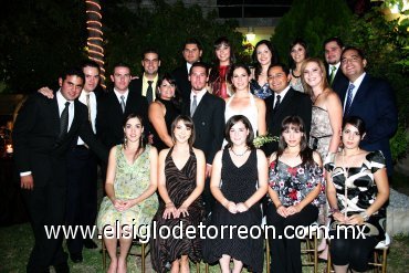 17102007
La pareja acompañada por algunos de los asistentes a su enlace civil.