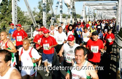 Un ambiente de fiesta se vivió en las calles de Torreón con la llegada de los siete mil participantes.
