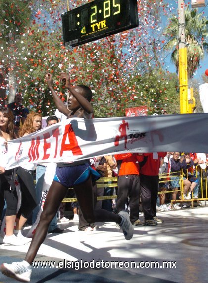 La keniana Ogla Kimaiyo se alzó como la gran figura en la competencia Elite, luego de dominar de principio a fin la carrera femenil.
