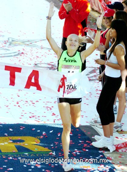 La lagunera Liliana Flores Solís levanta sus brazos en señal de triunfo, al cruzar la meta en primer lugar, cumpliendo así un sueño.