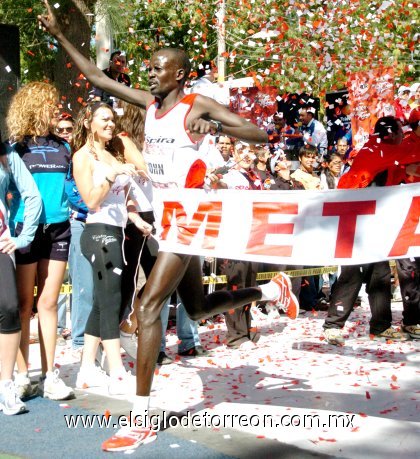 Con un registro de 28 minutos y 51 segundos, el keniano John Kiprotich ganó por segunda vez en forma consecutiva la 10-K Victoria.