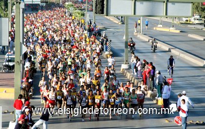 La “Marea Roja” partió puntual a las 8:00 horas de Ciudad Lerdo con un contingente de siete mil corredores, quienes le dieron gran realce a la quinta Carrera Atlética 10K Victoria.