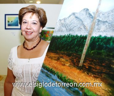 17102007
Lucía Hernández junto a una de sus obras de la serie Mi Tierra y Algo Más.