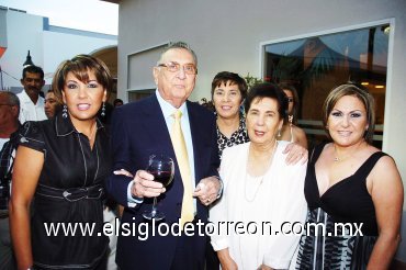 18102007
 Don Jorge Franco, Carmen de Franco, Cory Franco y Esperanza Franco.