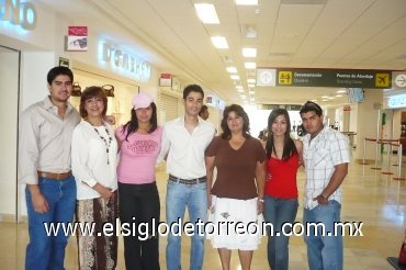 21102007
Bernardo Jiménez Rodríguez acompañado de Pedro Jiménez, Isolda de Jiménez, Jazmín Rodríguez, Gina de Rodríguez, Isolda Jiménez y Jaime Ramírez, acudieron a despedirlo y desearle un feliz viaje.