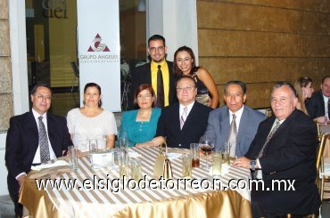 21102007
Marco Aurelio Burgos, Raquel de Burgos, Javier de la Torre, Miguel Ángel Almaguer, Arturo González, Blanca de González, Juan Antonio Martínez y Marcela Almaguer.