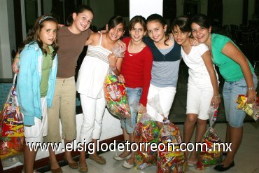 25102007
Ana Raquel Rebollo, Rosa Martha Yarahuán, Valeria González, Luciana Veyán, Macarena Zurita, Geovana Giacomán y Paulina Giacomán, organizaron bingo juvenil en beneficio del Hogar de Niños San Agustín.
