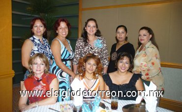 26102007
Leticia Amaro de Díaz festejó su cumpleaños con sus amigas Beatriz de Aguilar, Lily de Medina, Claudia de Trujillo, Griselda de Flores, Catalina de García, Marta Vallejo y Angélica de García.