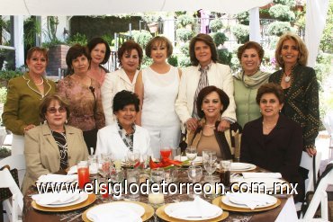 27102007
La festejada acompañada de Yolanda de Porrragas, Tere de Luna, Olga de Gallegos, Butsy de Villalobos, Catalina Zreik, Neda de Giacomán, Elisa de Mena, Gelo de Valdés, Paquita de Gil, Susana González y Marisa de Zavala.