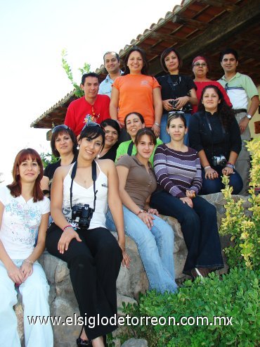 27102007
Luis, Ingrid, Jatziri, Florencia, Javier, Cuauhtémoc, Graciela, Claudia, July, Evelia, Laura, Raquel, Ana Lucía y Sol, compañeros de diplomado en fotografía.