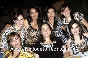 27102007
Michelle de Grageda, Verónica Cervantes, Mónica de León, Norma de Ebrard, Ana Paula de Acantar y Korina de Dueñes acompañaron a Martha de Llama en su cumpleaños.
