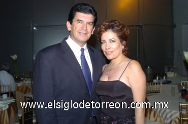 21102007
Juan Elías Quezada y Linda García, en un festejo por el Día del Médico.