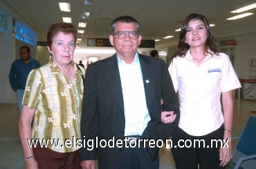 19102007
Héctor Reyes viajó a Tijuana y lo despidieron Luz Ma. Reyes y Antonia Fernández.