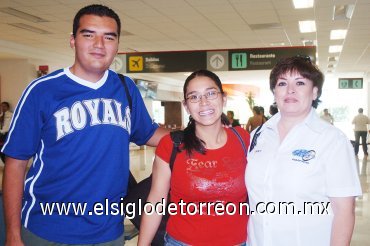 21102007
Dulce López e Israel Reyes llegaron a Torreón desde méxico y los recibió Virginia López.