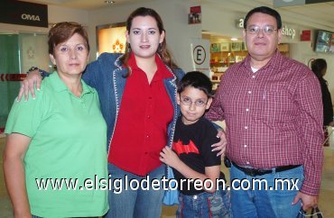21102007
Gisela Hernández llegó a Torreón procedente de la Ciudad de México y la recibieron Alfredo Hernández, Jesús Lozano y Magda de Hernández.
