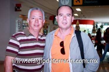 22102007
Isaac Pelayo llegó a Torreón procedente de la Ciudad de México y lo recibió Sergio Lindan.