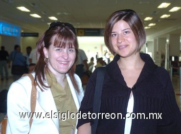 23102007
Consuelo Fernández y Deble Kuri viajaron a México.
