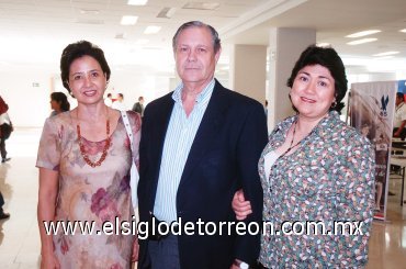 24102007
José Antonio Salazar y Aurora Garrido viajaron a México y los despidió María del Carmen Porras.