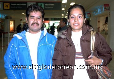 25102007
Con destino a Durango partieron Guillermo García y Sagrario Elizondo.