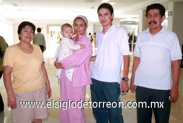 25102007
Cristian, Marisol y el pequeño Santiago Santoyo viajaron a México y fueron despedidos por Héctor y Mary Santoyo.