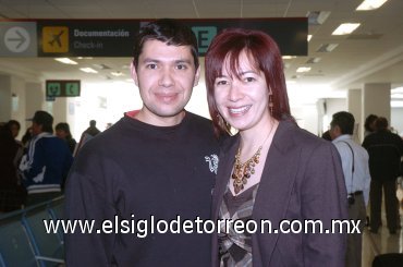 25102007
Miguel Ángel Vera llegó de Sao Pablo, Brasil, quien fue recibido por Sonia Flores.