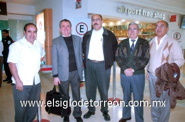 26102007
Jorge Marín, José Pinal, Enrique Reyna y Salvador Cervantes llegaron de la Ciudad de México y fueron recibidos por Óscar Baldenebro.