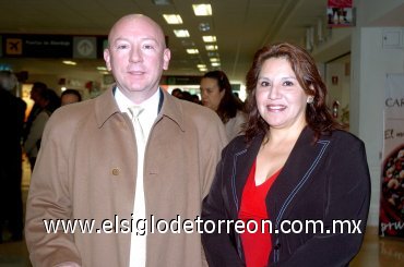 27102007
Jesús Walliser llegó de la Ciudad de México y fue recibido por Gloria Cruz.
