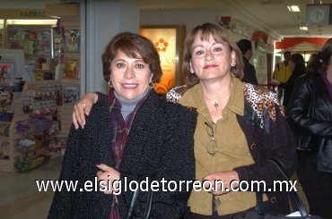 29102007
María Luz de Castrellón llegó de la Ciudad de México y Pilar Castrellón acudió al aeropuerto a recibirla.