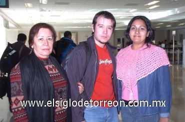 30102007
Julio Gámez llegó desde Costa Rica y lo recibieron Karina y Catalina Gámez.