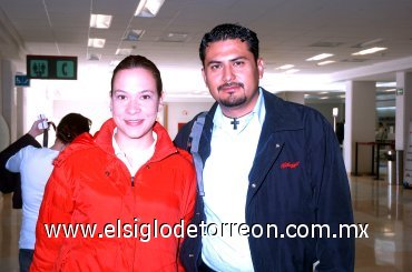30102007
Salvador Holguín viajó a México y lo despidió Paty Ríos.
