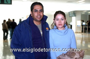 31102007
Guillermo Contreras llegó de la Ciudad de México y fue recibido por María Rosa Santibáñez.