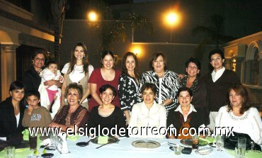 30102007
Pily acompañada de Martha de Martínez, Cocol, Pascale de Ramos, Laura de Pérez, Sonia, Liliana Fischer, Rocío de Murra, Loraine de Holaschutz, Rocío, Amir, Marla Murra, Paty de González y Paty.