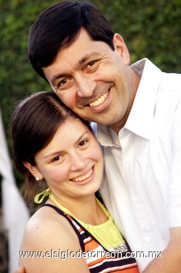 28102007
Maryfer Huerta de De la Torre fue festejada con una fiesta de quince años, la acompaña su papá Francisco Huerta Iga.
