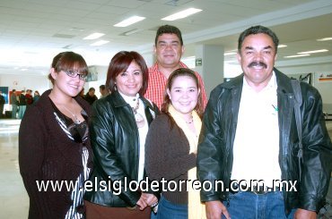 28102007
Daniel Venegas, Carmelina, Elena Celia y Jaime Gutiérrez viajaron a Francia y fueron despedidos por Daniela Gutiérrez.