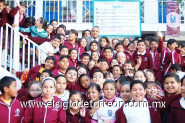 28102007
El director del colegio América, Rodolfo Silva, acompañado de un numeroso grupo de alumnos.
