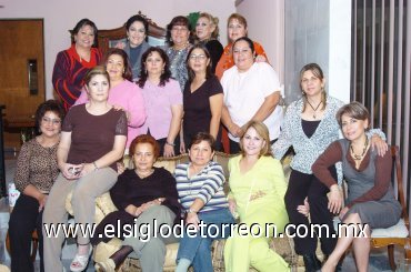 28102007
Blanca Balandrano se lució como anfitriona en la reunión de ex alumnas del colegio La Paz donde asistieron Graciela, Yolanda, Irma, Rebeca, Chela, Linda, Paty, Silvia,