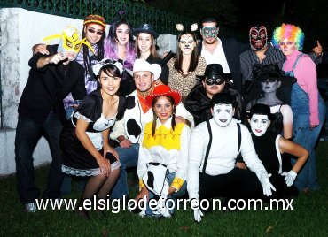 31102007
María Idalia, Federico, Rosana, Marco, Giovana, Charly, Ileana, Fede, Karla, Ernesto, Cecy, Hernán, Maribel, Rosy y Pedro, se convirtieron por un rato en simpáticos personajes.