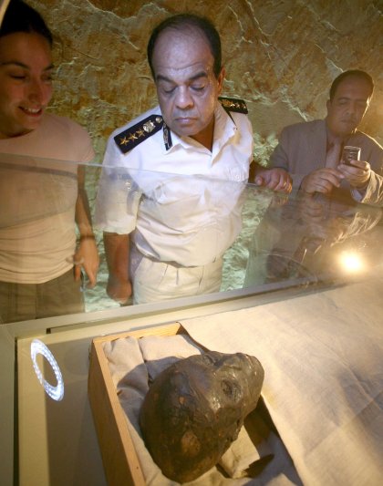 La momia lució cara y estrenó atuendo y ubicación nuevos cuando justo se cumple el 85 aniversario del descubrimiento de su tumba por el británico Howard Carter.