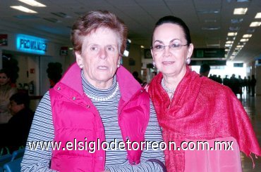 01112007
Margarita Pérez llegó de la Ciudad de México y Yeye Romo acudió a recibirla.