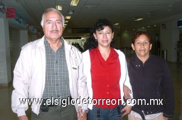 03112007
Hilario García y Mariana Chacón despidieron en el aeropuerto a Gloria García, quien viajó a Tijuana.