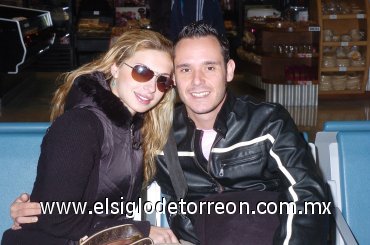 03112007
Marlene Daccarett y Bernardo Reyes, captados en el aeropuerto.