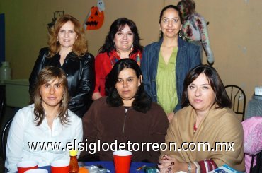 01112007
Claudia Campa, Norma de Domínguez, Ale de López, Marce de Boehringer, Yumana de Corcuera y Carmen Lucía de Sada en su reunión del Club de los Martes.