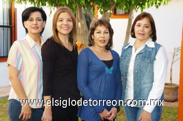 01112007
Elena de Sáenz, Mayela Morales, Paty Salinas y Peregrina Borrego en una reunión de ex alumnas del colegio La Paz.