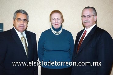 01112007
George Massa, Rebeca Wyatt y Rick Gabrielse.