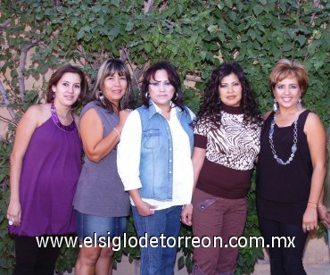 02112007
María Luisa, Vero y Gloria acompañaron a Sabrina de Ramos en su festejo de cumpleaños.